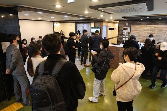 18일 오전 서울 시내의 한 이비인후과에서 코로나19 전문가용 신속항원검사를 하기 위해 피검자들이 대기하고 있다. 연합뉴스.