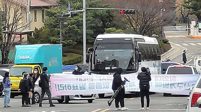 어제 인수위원들을 실은 버스가 국방부로 들어가다 용산구 주민들의 저지로 한동안 발이 묶였다.