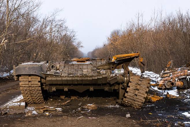 우크라이나 동부 루한스크주에서 전차가 파괴된 채 버려져 있다. TASS·연합뉴스
