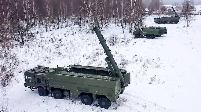 전쟁 전인 1월 25일 러시아군 이스칸데르 미사일 발사차량들이 미사일을 세운 채 발사 준비를 하고 있다. AP 통신