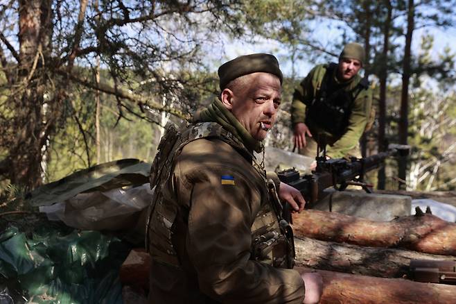 우크라이나 병사가 키이우 북방에 설치된 진지에서 대기하고 있다. AP 통신