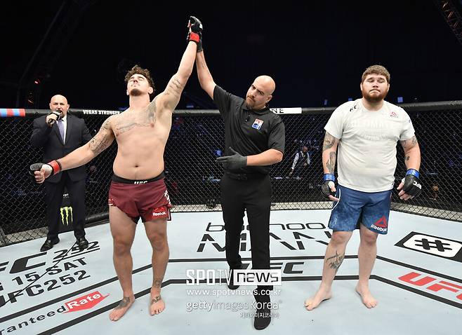 ▲ '영국의 시릴 가네' 톰 아스피날(앞줄 맨 왼쪽)은 헤비급 톱 5 교두보를 꾀한다.