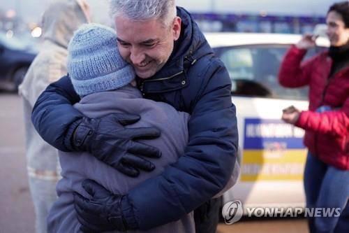 '고맙습니다, 기사 아저씨' 우크라이나를 탈출한 아이가 폴란드 바르샤바에서 스페인 마드리드까지 자신을 태워준 택시 기사를 껴안고 있다. [AFP=연합뉴스. 재판매 및 DB 금지]