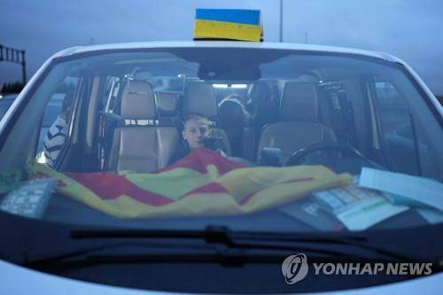 택시를 타고 폴란드를 떠나 스페인으로 향하는 우크라이나 소년 [AFP=연합뉴스. 재판매 및 DB 금지]