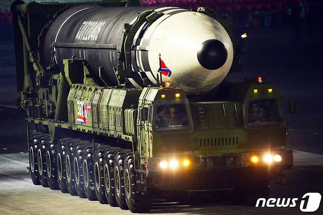 (평양 노동신문=뉴스1) = 북한 신형 ICBM '화성-17형' [국내에서만 사용가능. 재배포 금지. DB 금지. For Use Only in the Republic of Korea. Redistribution Prohibited] rodongphoto@news1.kr
