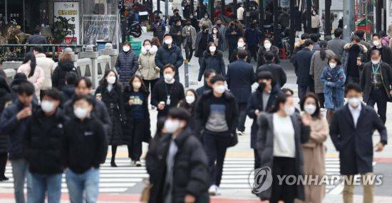 직장인들이 횡단보도를 건너고 있다. 사진은 기사 중 특정표현과 무관함. [이미지출처=연합뉴스]