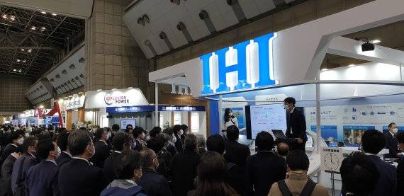 지난 18일 일본 도쿄 오다이바 도쿄 국제전시장(빅사이트)에서 열린 세계 최대 규모의 제18회 스마트 에너지 위크 전시회의 IHI부스 현장에 내방객들이 이 회사의 암모니아 발전 프로젝트에 대해 설명을 듣고 있다. 사진=조은효 특파원