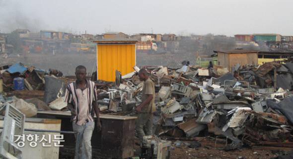 가나 수도 근처에 위치한 아그보그블로시에(Agbogbloshie) 대규모 하치장의 풍경. 선진국으로부터 대규모 폐가전이 몰려오면서 세계의 ‘디지털 하치장’으로 불리기도 합니다. 납, 카드뮴 등 고독성 물질이 현지인들의 건강을 위협하고 있습니다. 출처 위키피디아