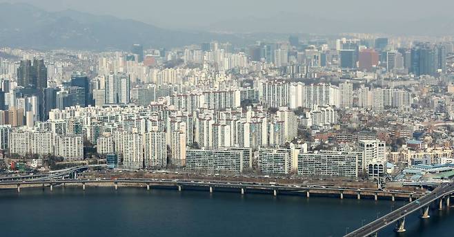 서울 영등포구 63스퀘어 빌딩에서 바라본 아파트 단지 전경. /사진제공=뉴시스