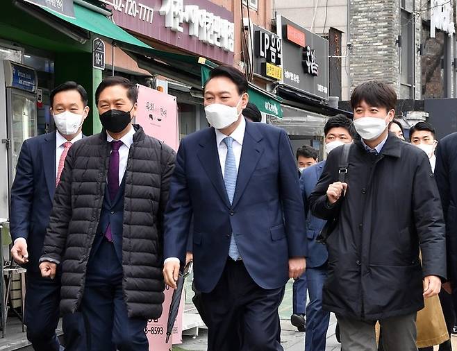 윤석열 대통령 당선인이 18일 서울 종로구 통의동 집무실을 나와 이준석 국민의힘 대표, 김기현 원내대표 등과 함께 점심식사를 하기 위해 식당으로 이동하고 있다. 연합뉴스