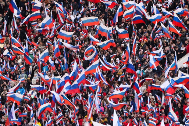 18일(현지시간) 러시아 모스크바 루즈니키 경기장에서 열린 크림반도 병합 8주년 기념 콘서트에 참석한 관중들이 러시아 국기를 흔들고 있다. 모스크바 타스 연합뉴스