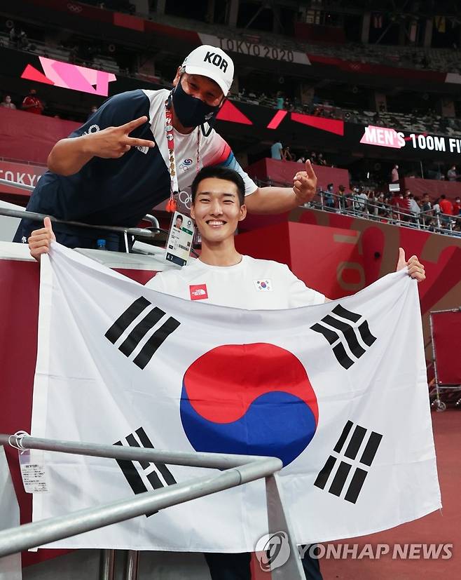 [올림픽] 우상혁, 김도균 코치님 감사해요 [연합뉴스 자료사진]