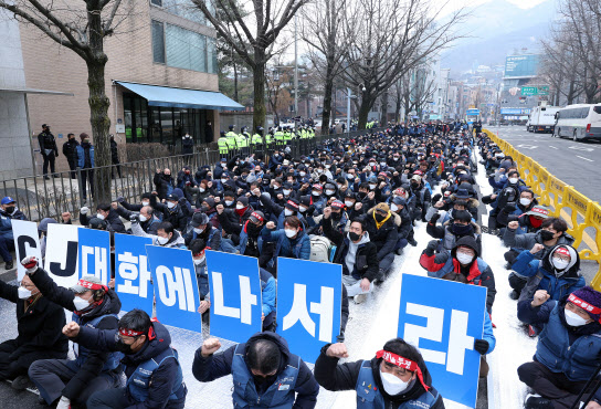 민주노총 전국택배노동조합(택배노조) 조합원들이 지난 2월 25일 오후 서울 청와대 인근에서 집회를 열고 CJ대한통운을 규탄하며 대화에 나설 것을 촉구하고 있다. (사진=연합)