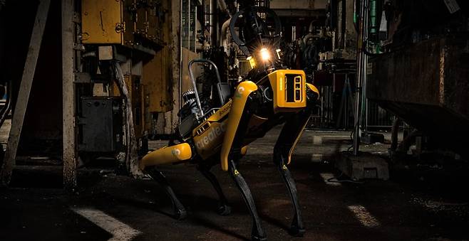 보스턴다이내믹스가 개발한 사족보행로봇 스팟. 국내외에서는 개를 닮은 모습 때문에 로봇개로 불린다. /보스턴다이내믹스