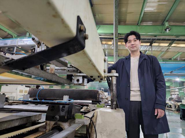 "환타스틱스의 스티커 기술력은 모두 아버지의 연구개발 덕분"이라고 김영회 대표가 말하고 있다. 김민규 기자 whitekmg@hankookilbo.com