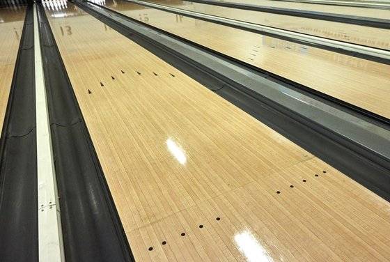 볼링 레인은 준비 자세를 잡는 공간인 어프로치부터 파울 라인과 에이밍 스폿, 핀 스폿으로 이어진다. 양옆에는 거터가 자리한다.