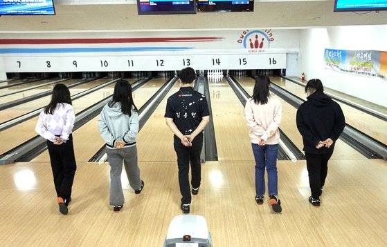 4단계 스텝을 연습 중인 소중 학생기자단. 초보자는 처음에는 공 없이 자세부터 연습하는 게 좋다.