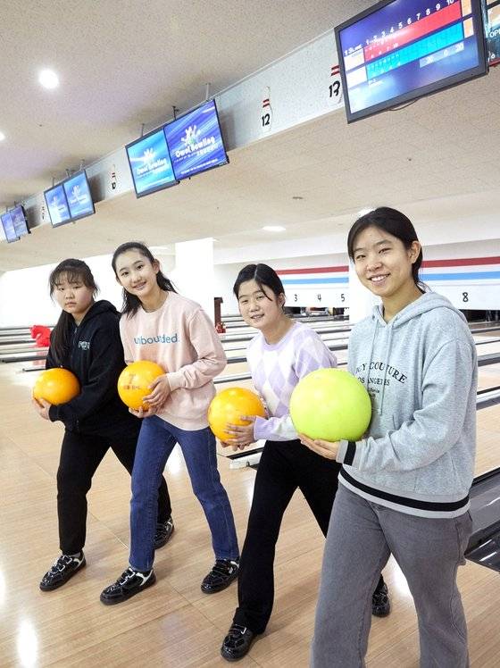 올바른 볼링 투구 자세는 스텝을 제대로 익히는 것에서 출발한다. 스텝을 제대로 익히면 몸의 균형과 리듬감이 유지돼 보다 정확한 투구가 가능하다.