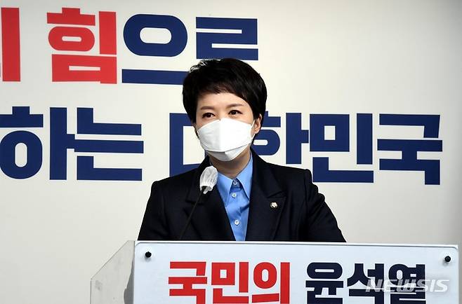 [서울=뉴시스] 김선웅 기자 = 김은혜 대통령당선인 대변인이 13일 서울 여의도 국민의힘 중앙당사에서 브리핑을 하고 있다. (공동취재사진) 2022.03.13. photo@newsis.com