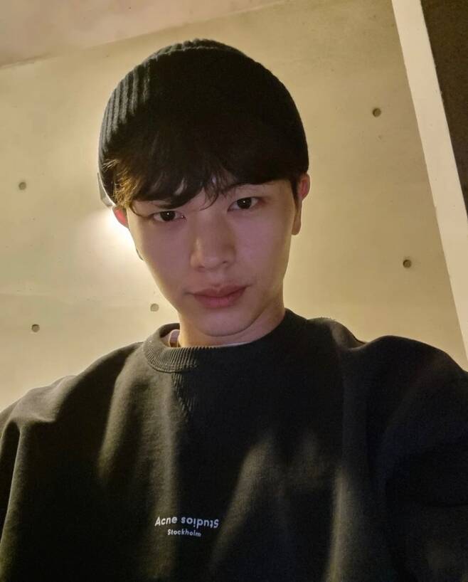 Yook Sungjae posted a photo on his social media on the 21st with an article entitled Ten years already! I am always so grateful to you, Melody (BtoB fan name) Lets continue singing!In the photo, Yook Sungjae took a picture in a comfortable attire while wearing a beanie hat.It also seemed to have been taken with a little tilted camera, revealing a jangdee, and its sharp jawline and big eyes boast a warm beauty.Meanwhile, BtoB, which includes Yook Sungjae, released Be Together last month; also Yook Sungjae appears on the original webtoon, MBC Golden Suzer.