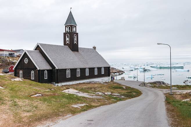 아이스 피오르드를 바라보며 서있는 교회.