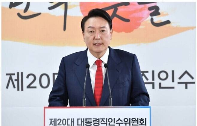 윤석열 대통령 당선인이 지난 20일 서울 종로구 한국금융연수원 별관에 마련된 대통령직인수위원회 회견장에서 청와대 대통령 집무실의 용산 국방부 청사 이전 관련 기자회견을 하고 있다. 국회 사진취재단