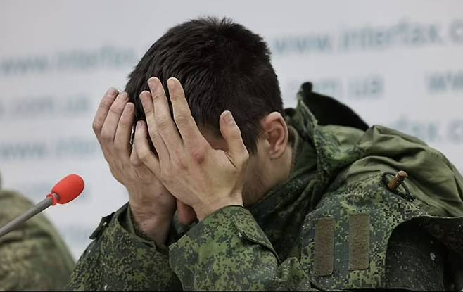 우크라이나 현지시간으로 19일, 우크라이나군에 생포된 러시아 군인이 기자회견에서 눈물을 보이고 있다.