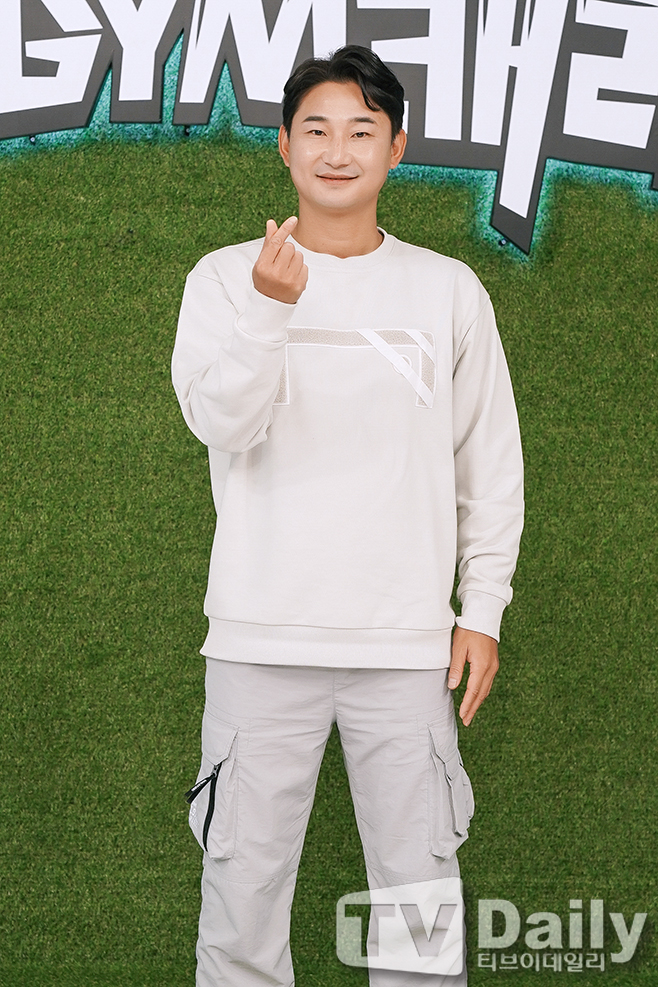 An ankle was caught in Mr House Husband 2.Lee Chun-soo, a soccer player who has been firmly established in the arts industry in recent years, is suffering from a series of controversy.The former accident bundle players days seem to overlap.Lee Chun-soo made his K-League debut in Ulsan Hyundai uniform in 2002, and he became the national representative in the Korea-Japan World Cup in the same year and became the main player in the semi-finals.Since then, he has moved to Real Sociedad in Spain and became the Korean Primera División.He was certainly recognized for his skills, but he was on the media several times in various incidents and accidents.Interviews that feel pride over confidence, profanity during the game, arbitrary withdrawal from the conflict with the team coach, and assault, and the modifier vile was caught up in various controversies.Lee Chun-soo, who showed maturity at the end of his active career, has stepped into the arts industry in earnest since his retirement.His dedication worked, and he emerged as an entertainment blue chip as he traveled between fixed and guest.In particular, Lee Chun-soo succeeded in sniping up to the MZ generation through a number of YouTube contents.Above all, the image of the Impossible Mission of Shoot for Love, which is still being talked to netizens, has set a significant record, surpassing 11.29 million views (as of March 21).He has been constantly broadcasting and has met an unexpected reef since appearing on KBS2 entertainment program Saving Men Season 2 (hereinafter referred to as Mr. House Husband 2).Usually family entertainment has a positive impact on the image because it is popular with the public, but Lee Chun-soo has been on the board with misguided paternity.Instead of admitting my fault, the attitude of avoiding the situation and blaming my wife in a blaming tone caused a cold response from viewers.I have faced strong criticism by complaining and complaining about my mother-in-laws food that I met for a long time.The production team made an episode for Lee Chun-soos image making, but the cold gaze still remains.Even if all of this is a script, his actions and remarks, which are somewhat severe, have come to the audience with more inconvenience than fun.Lee Chun-soo fell into a self-made self-imposed self-imposed: Its nice to be naturally approaching, but you shouldnt overlook that hes a three-sister dad.It is noteworthy whether Lee Chun-soo, who is receiving the glare of viewers with an unsaturated attitude, will be able to change the negative image in the future.