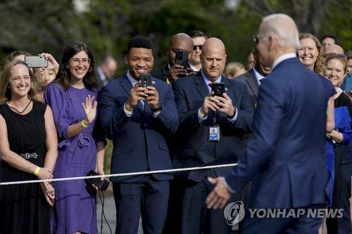 백악관에서 출발하기 전 기자들과 문답 나선 바이든 [AP 연합뉴스 자료사진. 재판매 및 DB 금지]