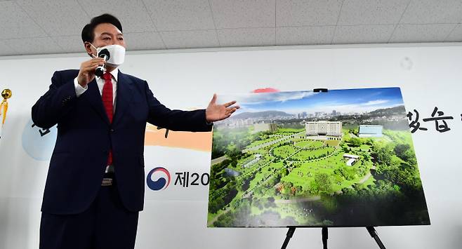 윤석열 대통령 당선인이 20일 서울 종로구 삼청동 대통령직인수위원회 회견장에서 대통령실 용산 이전과 관련해 기자회견을 하고 있다. 국회사진기자단