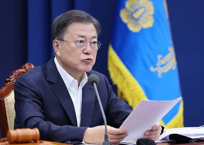 [서울=뉴시스] 김진아 기자 = 문재인 대통령이 22일 오전 청와대 여민관에서 열린 영상국무회의에서 발언하고 있다. 2022.03.22.