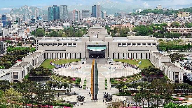 전쟁기념관의 본관 전경. 본관의 왼쪽은 4층 규모의 웨딩홀, 오른쪽은 야외 무기 전시장이 넓게 자리잡고 있다.