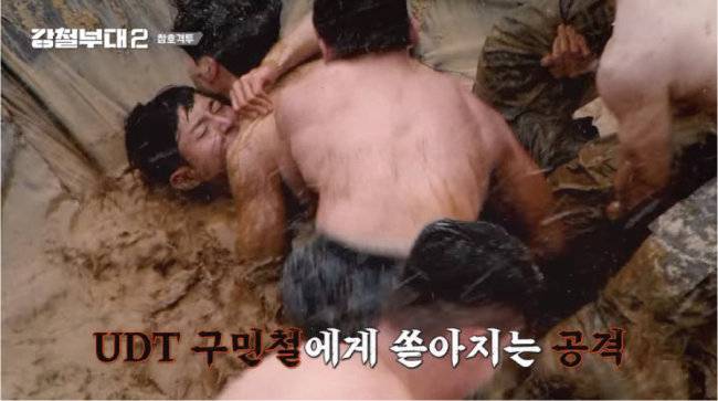 ‘강철부대2’ 대원들이 최강 대원 3인을 선발하는 1차 미션인 ‘참호 격투’를 하고 있다. [채널 A]