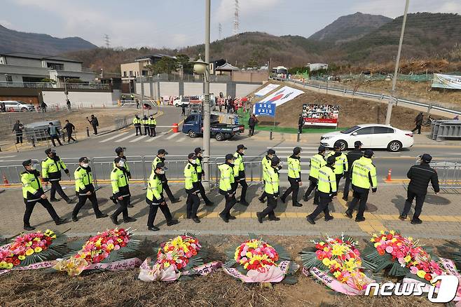 박근혜 전 대통령 귀향과 입주를 하루 앞둔 23일 오후 경찰이 대구 달성군 유가읍 사저 주변에 대한 경비를 강화하고 있다. 2022.3.23/뉴스1 © News1 공정식 기자