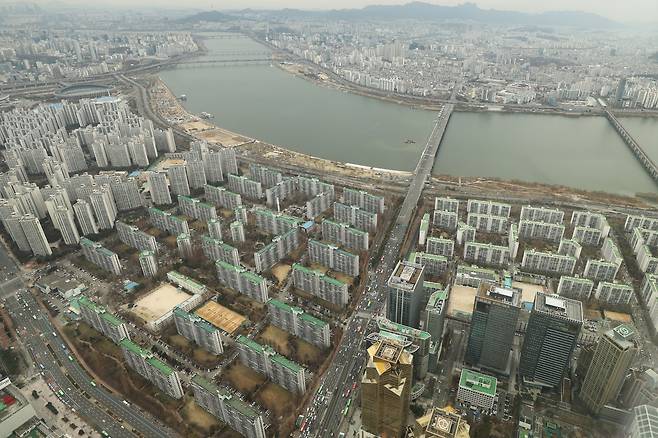 전국의 아파트 등 공동주택의 올해 공시가격이 작년과 비교해 17% 넘게 올랐다. 2년 연속 두 자릿수 상승률이다. 사진은 23일 서울 송파구 롯데월드타워 전망대 서울스카이에서 바라본 서울 시내 아파트./연합뉴스