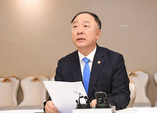 홍남기 부총리가 23일 정부서울청사에서 부동산시장 점검 관계장관회의를 주재하고 있다.(사진=기획재정부 제공)