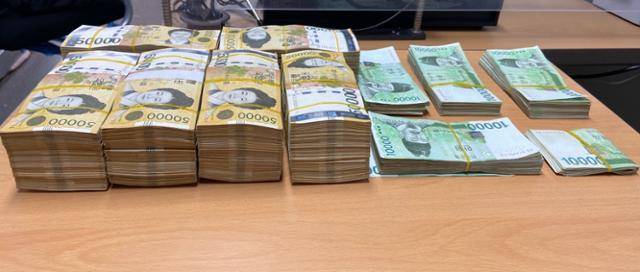 인천경찰청은 중국 조직에 대포통장 등을 보내고 가짜사이트에서 환전을 유도한 뒤 현금을 챙겨온 국내 조직을 적발했다. 이들로부터 압수한 현금. 인천경찰청 제공