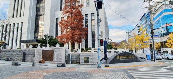 동아대 부민캠퍼스 입구부터 임시수도기념관까지 이어지는 임시수도기념거리. 공부하는 피란민 조각상, 한국전쟁 당시 생활상을 표현한 벽화 등 피란수도와 관련한 다양한 조형물을 만날 수 있다.