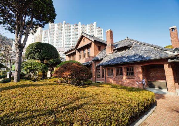 사적 제546호인 임시수도기념관. 일제 강점기인 1925년 경남도청이 진주에서 부산으로 옮기면서 경남도지사 관사로 지은 것이다.