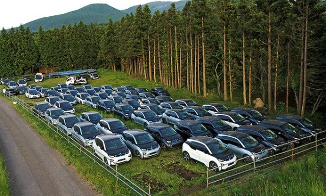 지난해 5월 제주시 애월읍 고성리 중산간 초지에 렌터카로 쓰이던 BMW i3 수십대가 임시 주차돼 있다. 연합뉴스