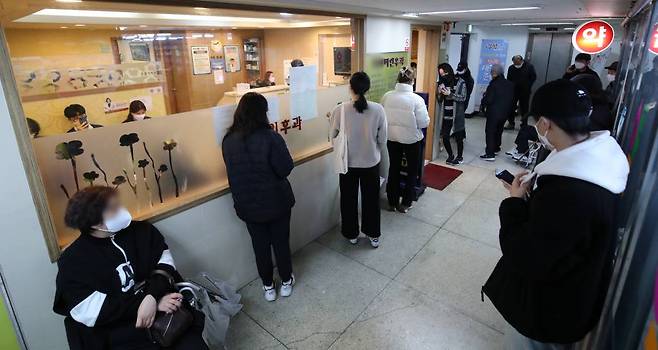 [서울=뉴시스] 권창회 기자 = 병의원 등 의료기관에서 신속항원검사 양성 판정을 받으면 추가 PCR검사 없이 확진자로 인정되는 첫 날인 14일 오후 서울 시내 한 이비인후과 병원이 검사 받으려는 고객들로 붐비고 있다. 2022.03.14.
