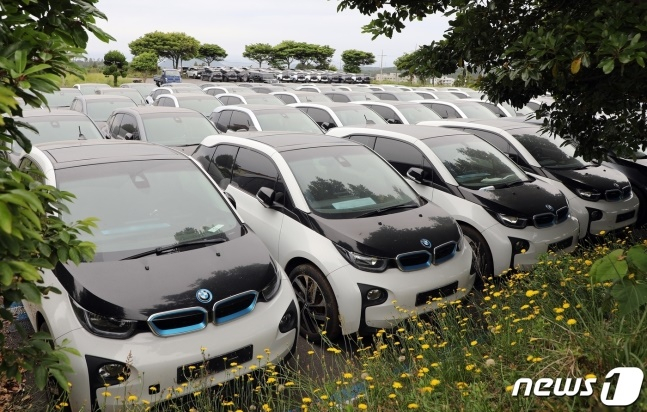 지난해 5월26일 오전 제주 서귀포에 있는 폐관한 공연장의 주차장에 BMW i3 100여 대가 세워져 있다. 이 차량들은 제주시 애월읍 목초지에 세워져있다가 옮겨졌다. /사진=뉴스1
