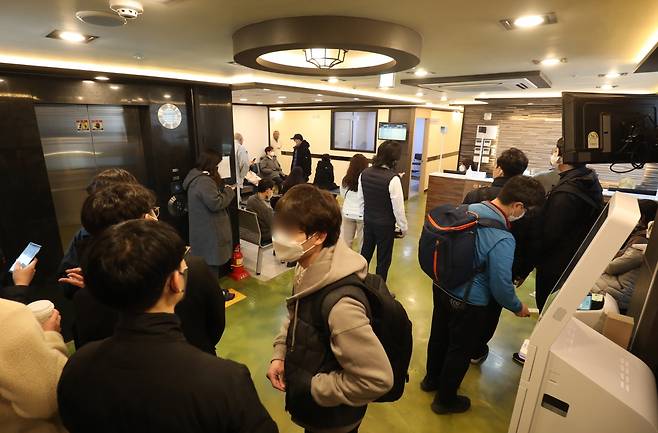 지난 14일 정부가 신속항원검사 양성 시 확진자 인정 조치를 시행한 뒤 검사 수요가 급증하고 있다. 23일 오전 서울의 한 이비인후과에서 시민들이 코로나19 전문가용 신속항원검사 대기를 하고 있다./사진=뉴스1