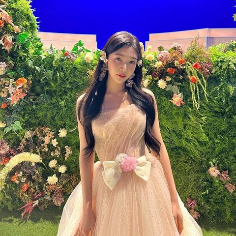Girl Group Red Velvet member Joy (real name Park Soo-young and 26) proved the goddess beauty.Red Velvet Joy posted several photos on Instagram on Sunday, leaving emoticons such as The; it appears to be the time of the Red Velvet Shinbo photo shoot.Joy, in a light pink off-shoulder dress, smiles brightly against the backdrop of a bushy set.Joys unique bright charm is full of faces in a photo of her looking up at the camera with her hands together.In particular, Joys perfect beauty and elegant clavicle line, which are not disturbed in the pictures taken on the floor, steals attention.Red Velvet recently made his comeback with the new song Feel My Rhythm.Meanwhile, Joy is in love with singer Crush (real name Shin Hyo-seop and 30); officially admitted to dating in August last year.