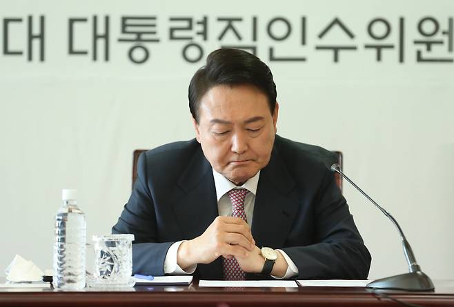 윤석열 대통령 당선인이 지난 22일 서울 종로구 통의동 대통령직 인수위원회 사무실에서 열린 인수위 간사단 회의에서 자료를 보고 있다. [연합]