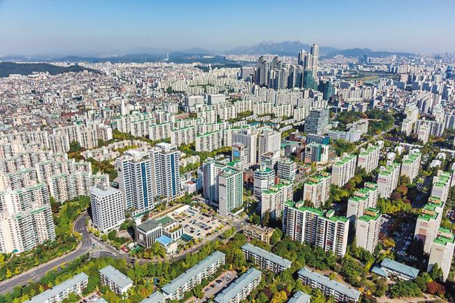윤석열 대통령 당선인 인수위원회가 재건축 정밀안전진단 기준의 완화 검토에 돌입하면서 안전진단을 앞둔 단지를 중심으로 개발 기대감이 커지고 있다. 사진은 재건축을 추진하고 있는 서울 양천구 목동신시가지 아파트 일대의 모습. [양천구 제공]