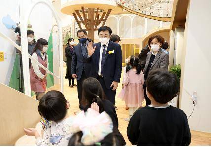 (서울=연합뉴스) 이동진 서울 도봉구청장이 도봉구 공공형실내놀이터 '오르봉내리봉'을 이용 중인 아이들과 인사하고 있다. 2022.3.23 [서울 도봉구 제공. 재판매 및 DB 금지]