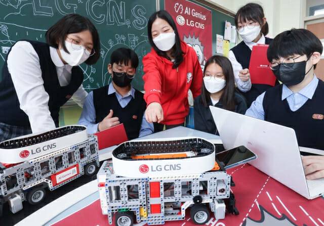 서울시 인헌중학교 학생들이 AI지니어스 수업에서 자율주행 로봇을 만들고 있다(이미지=LG CNS)