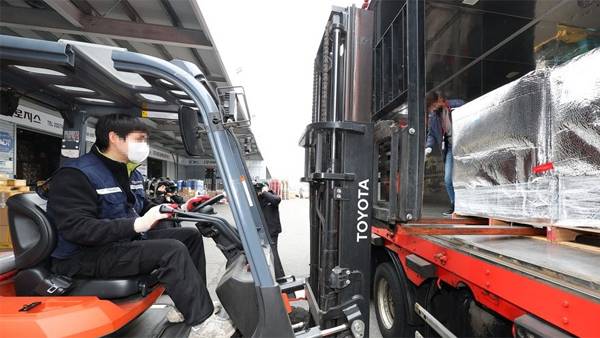수송차량에 라게브리오 싣는 관계자[사진 제공: 연합뉴스]