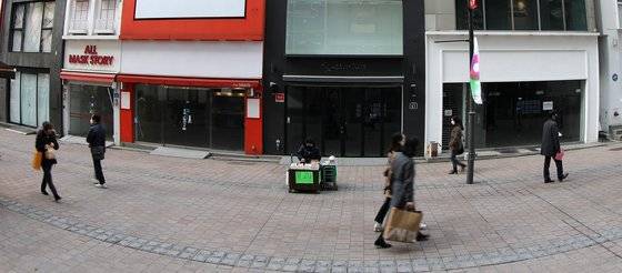 지난해 12월 서울 중구 명동거리의 텅 빈 상가들의 모습. [뉴스1]